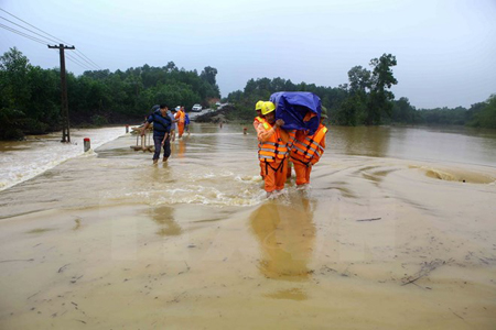 Xã Hà Linh (Hương Khê, Hà Tĩnh) nước dâng cao làm ngập đoạn đường vào xóm 11, gây nguy hiểm, ảnh hưởng tới sinh hoạt của người dân.